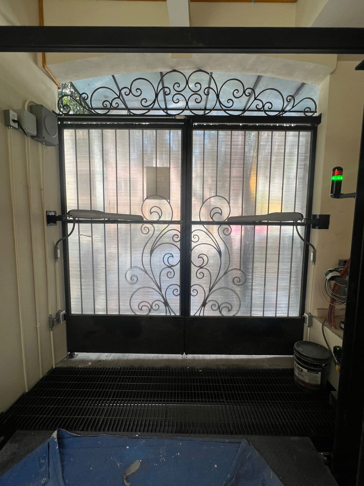Puerta abatible de herrería con automatización — Del Valle