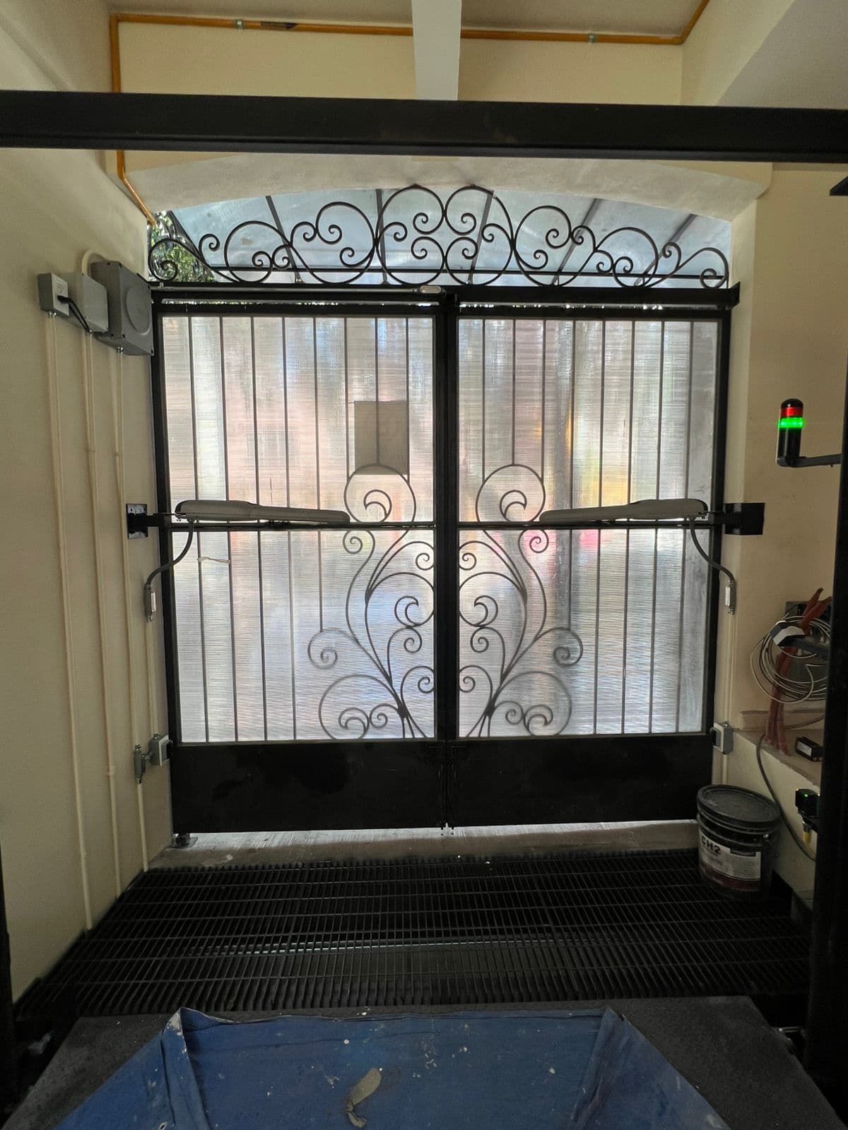 Instalación completa puerta abatible — Narvarte