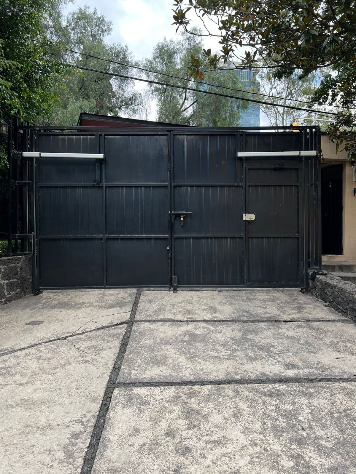 Portones negros comerciales automatizados — Condesa, CDMX