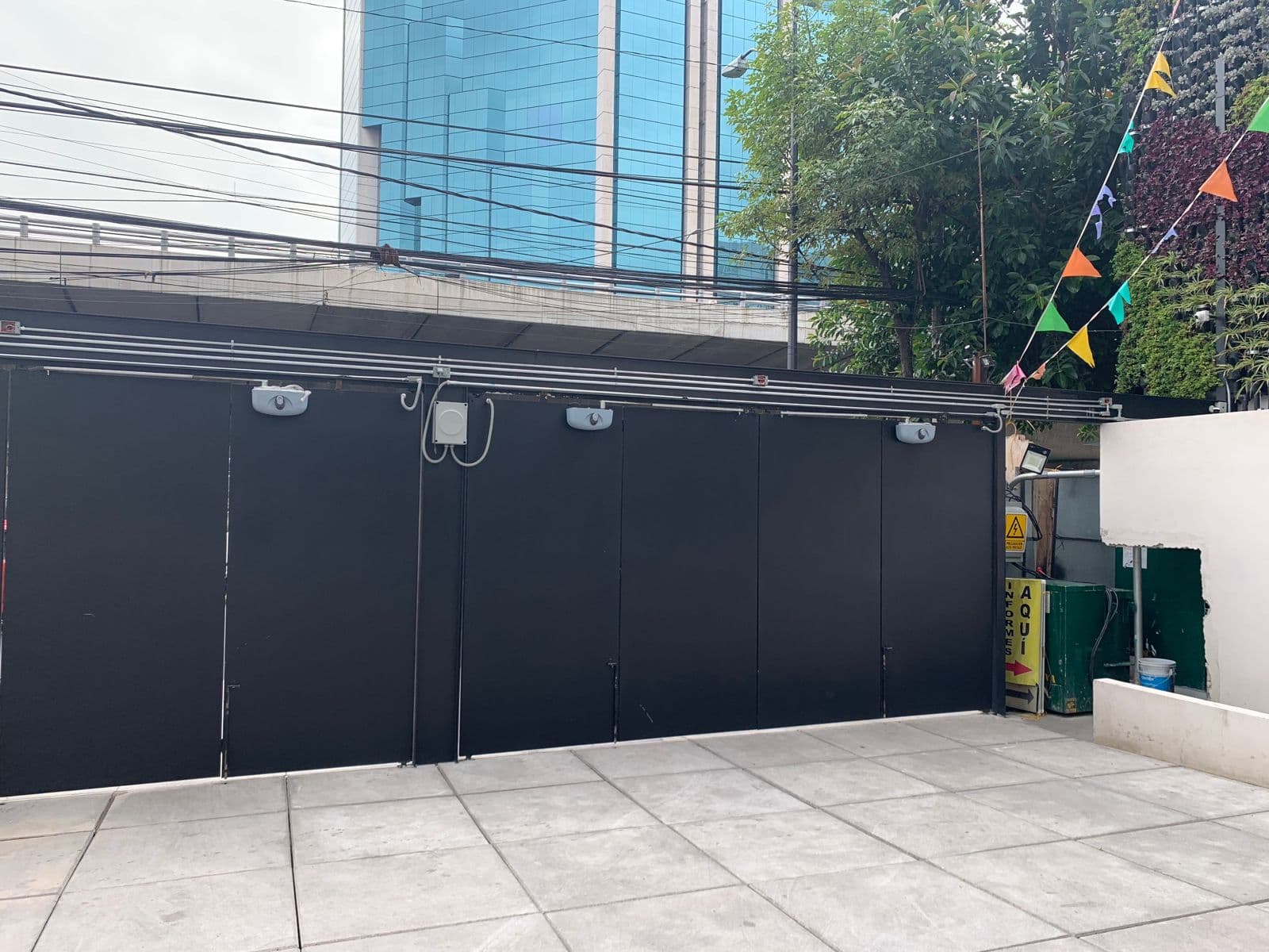 Puerta abatible residencial — Roma Norte, CDMX